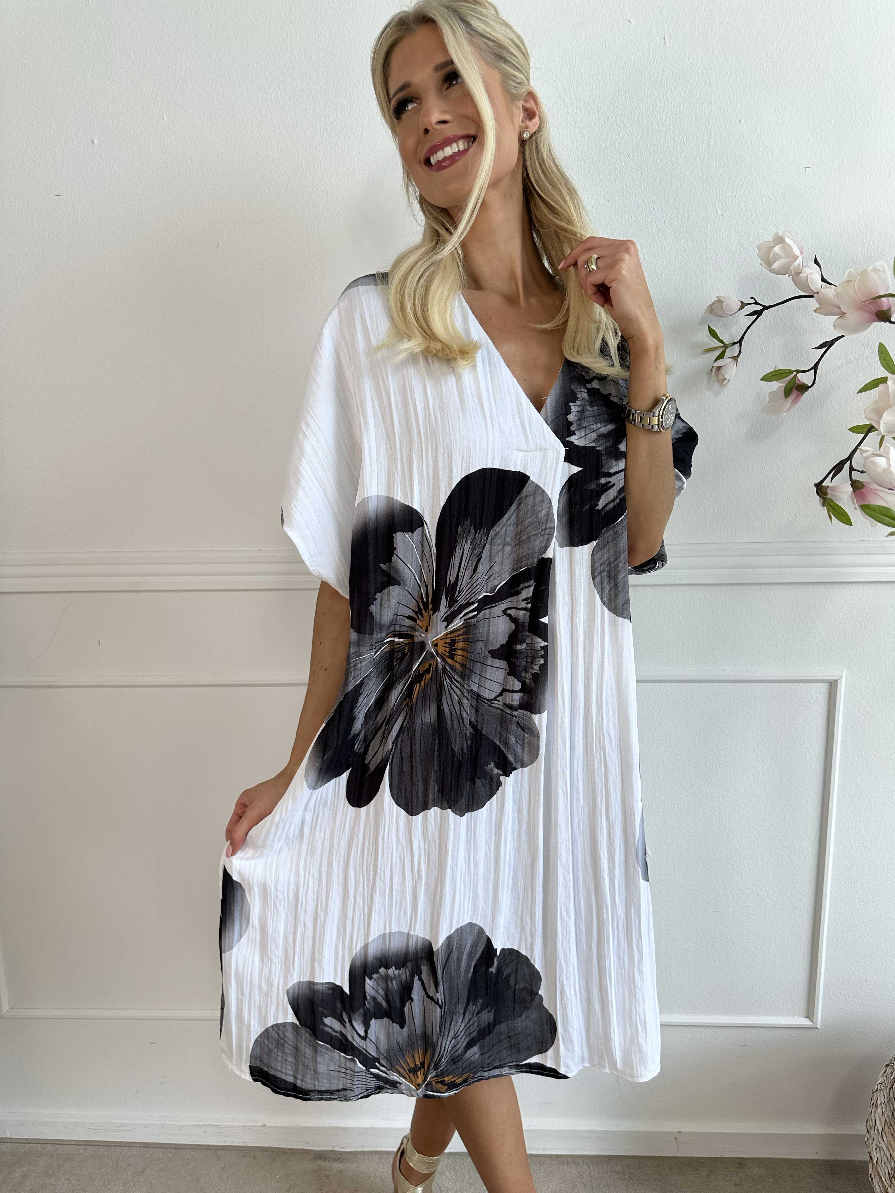 Aya - Blommig t-shirtklänning i viskos